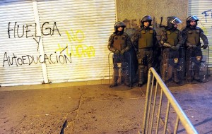 Polícia chilena faz patrulha perto de local de protesto estudantis pela melhora no sistema educacional