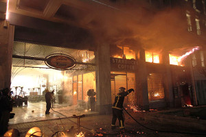 Bombeiros tentam controlar as chamas em prédio no centro de Atenas na noite de domingo