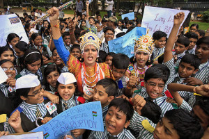 Apoiadores do ativista Anna Hazare participam de manifestação contra a corrupção na Índia