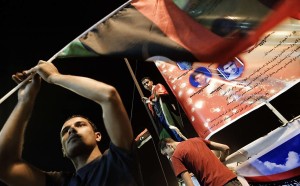 Milhares de pessoas comemoram a prisão do filho de Gaddafi em Benghazi, na Líbia Leia Mais