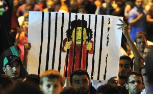 Milhares de pessoas comemoram a prisão do filho de Gaddafi em Benghazi, na Líbia Leia Mais