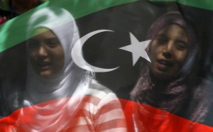 Mulheres líbias participam de protesto contra o ditador Muammar Gaddafi em frente à embaixada líbia em Ancara, capital da Turquia Leia Mais