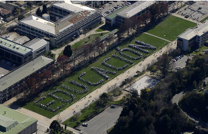 Estudantes chilenos formam a palavra 'educação' durante protesto em Santiago (Foto: José Luis Saavedra/Reuters)