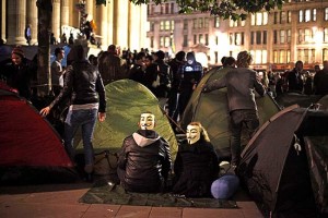 Manifestantes acampam perto da Bolsa de Valores em Londres; sábado foi marcado por protestos no mundo todo