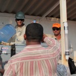 Homem não identificado ordena que trabalhador pare de despejar água mineral nos bebedouros