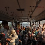 Trabalhadores fecham janelas para evitar entrada da poeira durante trajeto de volta