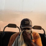 Trabalhador se protege da inevitável poeira durante volta para casa