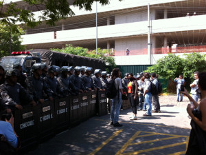 A Tropa de Choque fez um cordão de isolamento para evitar que os alunos se aproximem do prédio da reitoria, desocupado nesta madrugada após a PM cumprir uma ordem judicial. Setenta e três estudantes foram detidos e serão indiciados por dano ao patrimônio público (Foto: Juliana Cardilli/G1)