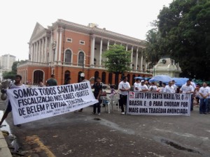 Estudantes de Belém fazem homenagem ás vítimas do incêndio em Santa Maria (RS). (Foto: Thais Rezende/G1)
